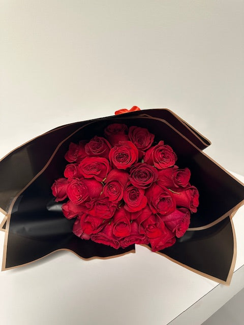 Noir Elegance – Luxury Hand-Tied Rose Bouquet